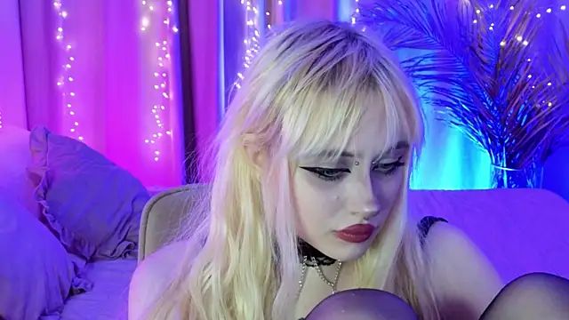 Snapshot of rraffaellka chatting on June 18, 9:42 pm rraffaellka online show from June 18, 9:42 pm