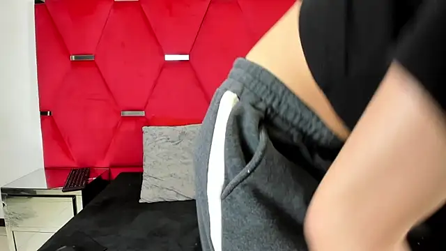 Snapshot of Alicee_Grey chatting on February 26, 1:55 pm Alicee Grey online show from February 26, 1:55 pm