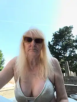 Snapshot of Heidiblueeyes chatting on May 29, 8:09 am Heidiblueeyes online show from May 29, 8:09 am