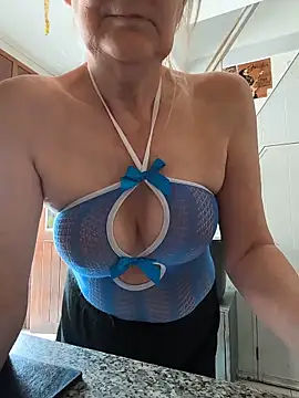 Snapshot of Heidiblueeyes chatting on June 1, 10:48 am Heidiblueeyes online show from June 1, 10:48 am