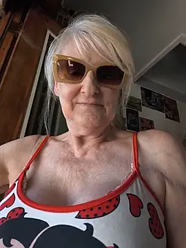 Heidiblueeyes online show from June 16, 11:32 am