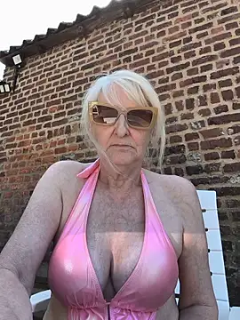 Snapshot of Heidiblueeyes chatting on May 28, 1:17 pm Heidiblueeyes online show from May 28, 1:17 pm