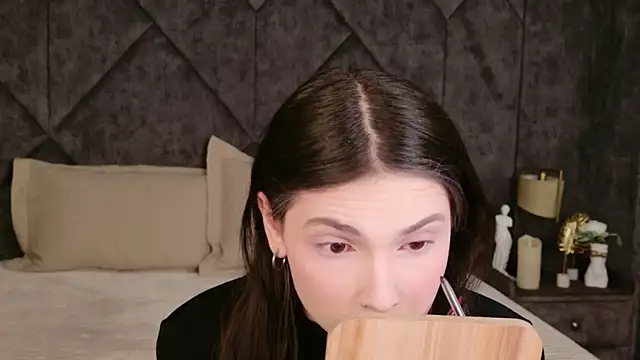 GIGI DAVS online show from April 5, 8:48 pm