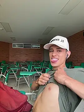 Snapshot of HarryGaze chatting on March 2, 2:57 pm HarryGaze online show from March 2, 2:57 pm