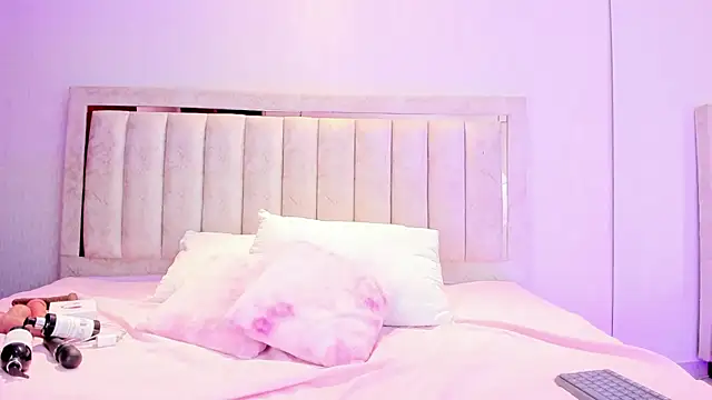 AlaiaMoretti  online show from March 12, 5:02 am