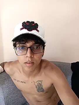 Snapshot of TuPapi_21 chatting on March 28, 9:05 pm TuPapi 21 online show from March 28, 9:05 pm