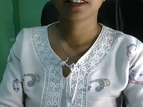 Snapshot of cute_momo_love chatting on April 24, 5:09 am cute momo love online show from April 24, 5:09 am