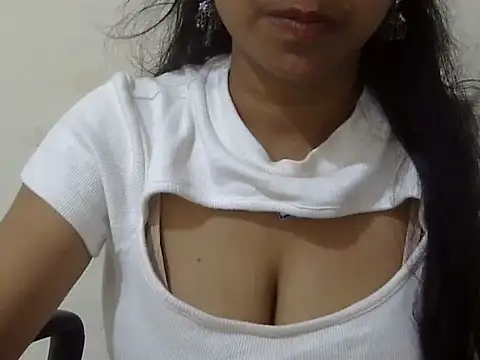 Snapshot of cute_momo_love chatting on June 5, 6:52 am cute momo love online show from June 5, 6:52 am