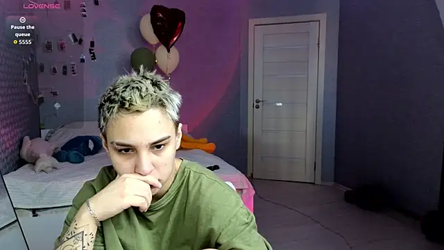 LuxuryLoverss online show from April 15, 11:27 am