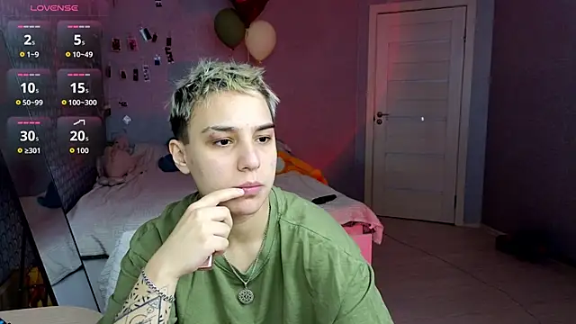 LuxuryLoverss online show from April 14, 11:15 am