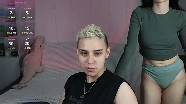 Snapshot of LuxuryLoverss chatting on June 7, 3:06 pm LuxuryLoverss online show from June 7, 3:06 pm