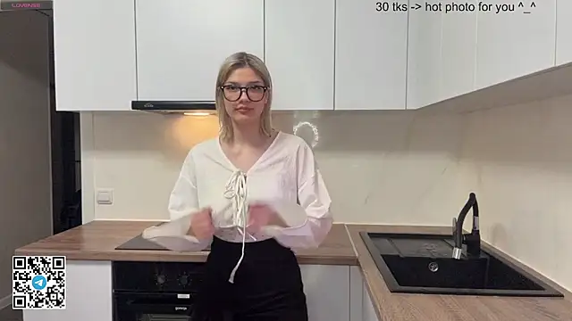Snapshot of Carolini_i chatting on April 21, 5:41 pm Carolini i online show from April 21, 5:41 pm