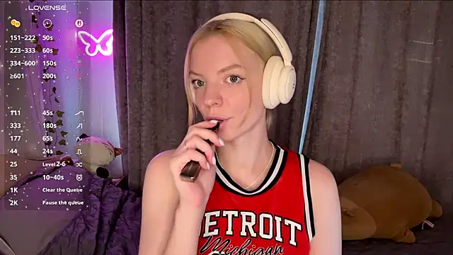 Snapshot of Marry_Sornatiko chatting on July 13, 3:33 pm Marry Sornatiko online show from July 13, 3:33 pm