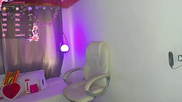 Snapshot of NixieSterling chatting on May 7, 9:29 pm NixieSterling online show from May 7, 9:29 pm