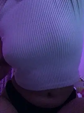 Snapshot of eemilyy22 chatting on February 24, 3:29 am eemilyy22 online show from February 24, 3:29 am