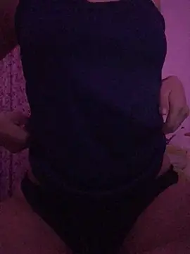 Snapshot of eemilyy22 chatting on February 25, 2:56 am eemilyy22 online show from February 25, 2:56 am