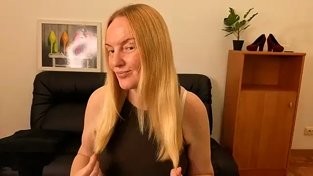 Snapshot of Bella_soulmate chatting on July 6, 11:28 am Bella soulmate online show from July 6, 11:28 am