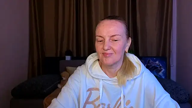 Snapshot of Bella_soulmate chatting on June 5, 6:52 am Bella soulmate online show from June 5, 6:52 am