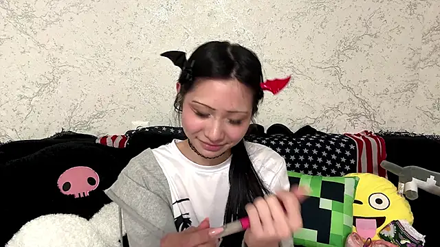 kishagrayone online show from May 14, 2:25 pm