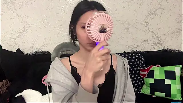 kishagrayone online show from May 12, 1:39 pm