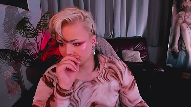 HwasaMoore online show from February 28, 1:44 pm