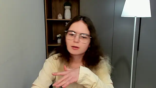 Snapshot of MyrlZangger chatting on February 24, 9:32 am MyrlZangger online show from February 24, 9:32 am