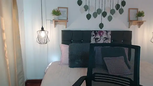 Emma hassani online show from April 10, 2:13 pm