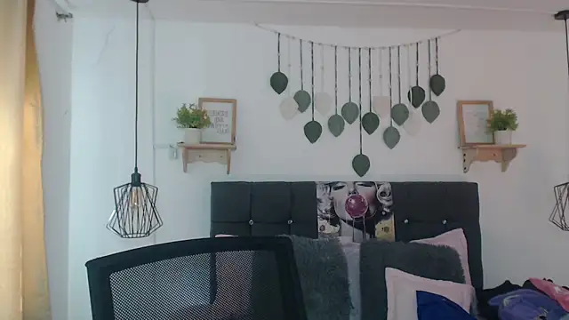 Emma hassani online show from April 8, 2:07 pm