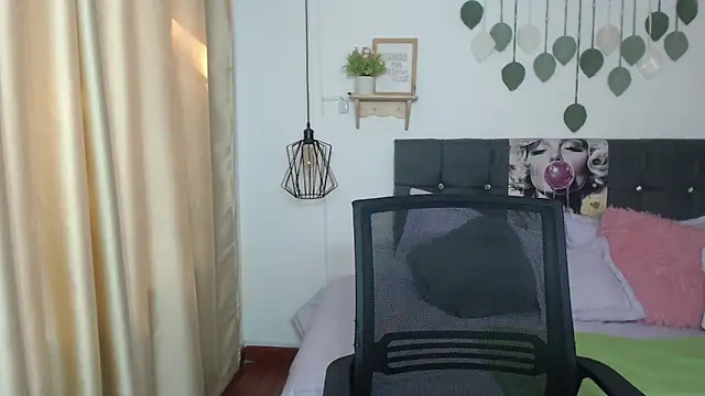 Emma hassani online show from April 4, 1:39 pm