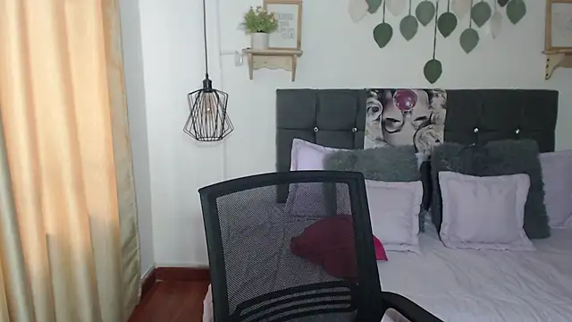 Emma hassani online show from April 11, 2:10 pm