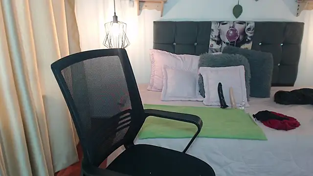 Emma hassani online show from April 7, 1:35 pm