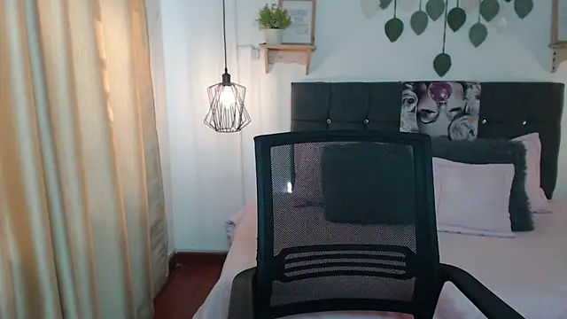 Emma hassani online show from April 9, 2:01 pm