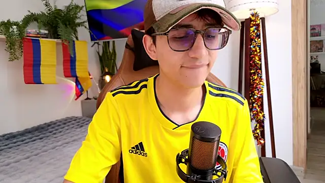 Snapshot of Sr_evann chatting on June 28, 3:51 pm Sr evann online show from June 28, 3:51 pm