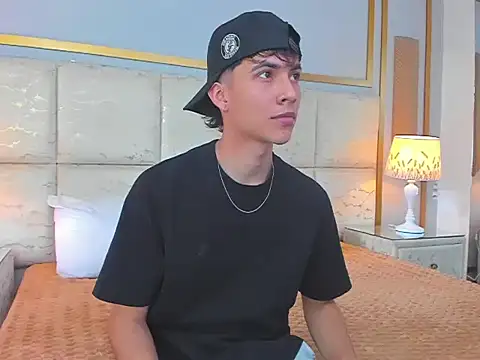 Snapshot of AronTawers chatting on March 1, 7:14 pm AronTawers online show from March 1, 7:14 pm