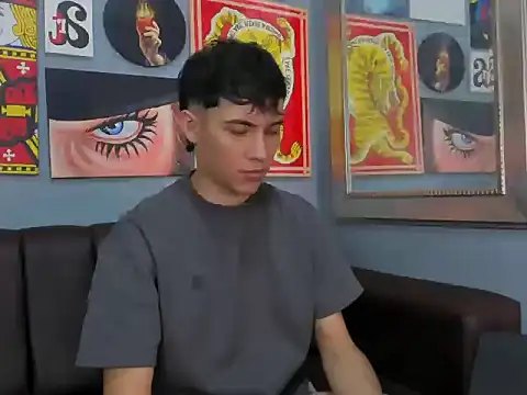 Snapshot of AronTawers chatting on February 28, 8:52 pm AronTawers online show from February 28, 8:52 pm