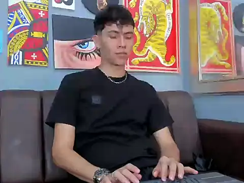 Snapshot of AronTawers chatting on March 3, 6:59 pm AronTawers online show from March 3, 6:59 pm