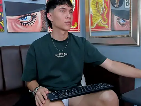 Snapshot of AronTawers chatting on February 27, 9:14 pm AronTawers online show from February 27, 9:14 pm