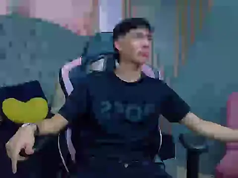 Snapshot of AronTawers chatting on February 25, 9:14 pm AronTawers online show from February 25, 9:14 pm