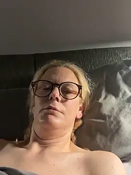 Snapshot of Amelie_BlondeXX chatting on March 3, 8:10 am Amelie BlondeXX online show from March 3, 8:10 am