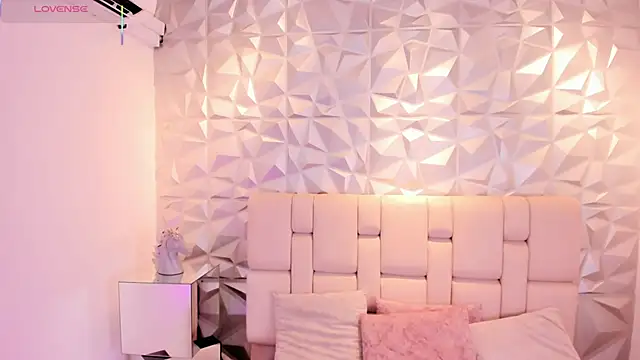 mell muller online show from April 9, 12:00 pm