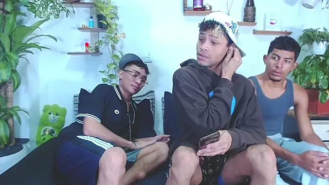 Snapshot of Lunar_Boys chatting on February 26, 12:16 pm Lunar Boys online show from February 26, 12:16 pm