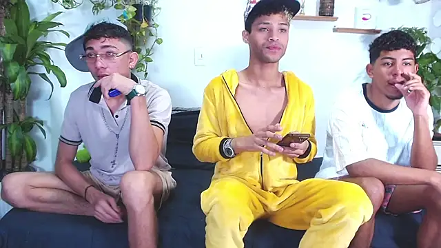 Snapshot of Lunar_Boys chatting on February 24, 12:17 pm Lunar Boys online show from February 24, 12:17 pm