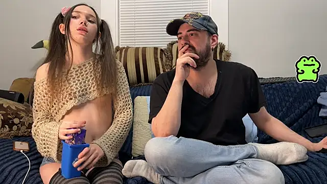 manicpixiedreamfrog online show from April 28, 1:48 am