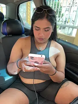 Nahomy firee online show from April 8, 7:59 pm