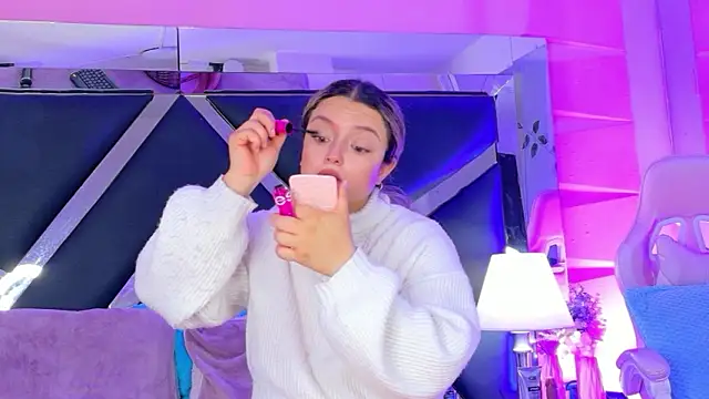 Giigii Hadid  online show from February 28, 4:50 pm