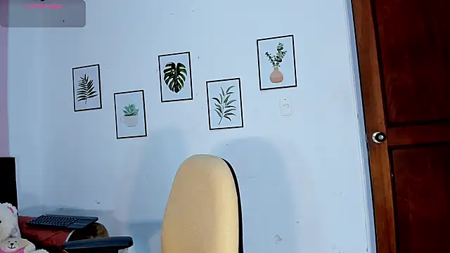 KimTaylorW online show from April 7, 12:45 am