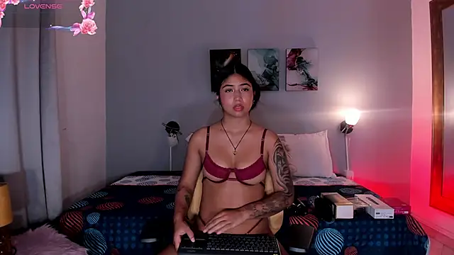 Snapshot of KimTaylorW chatting on May 26, 2:31 am KimTaylorW online show from May 26, 2:31 am
