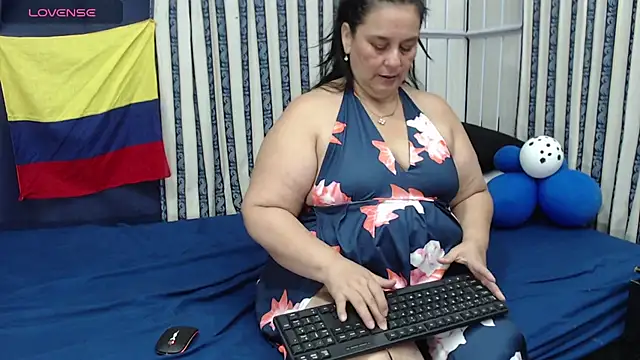 Snapshot of Sharlot_curvy chatting on June 19, 9:31 pm Sharlot curvy online show from June 19, 9:31 pm