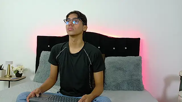 Snapshot of Eros_Lux chatting on June 16, 12:49 pm Eros Lux online show from June 16, 12:49 pm