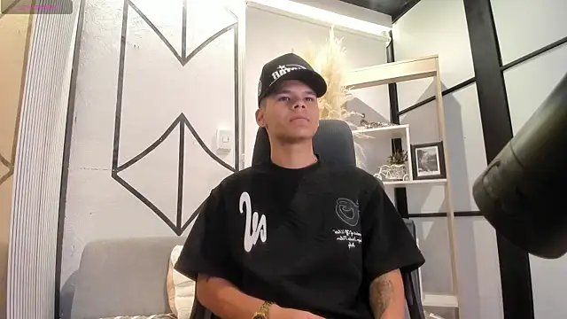 DylanRoyce  online show from May 12, 12:44 pm
